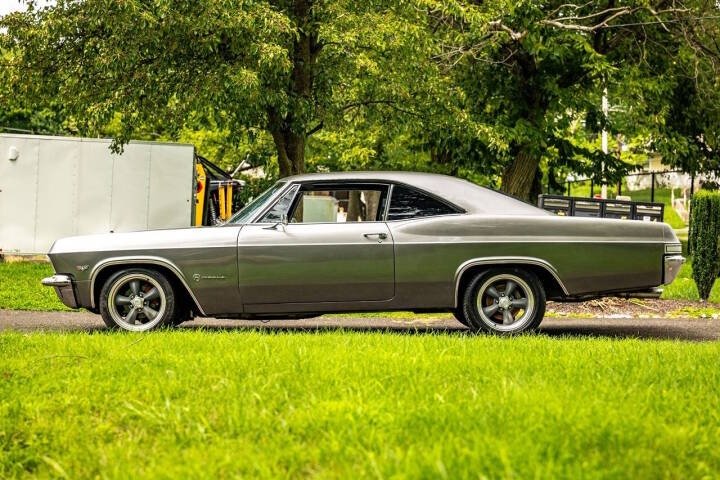 1965 Chevrolet Impala - Image 9